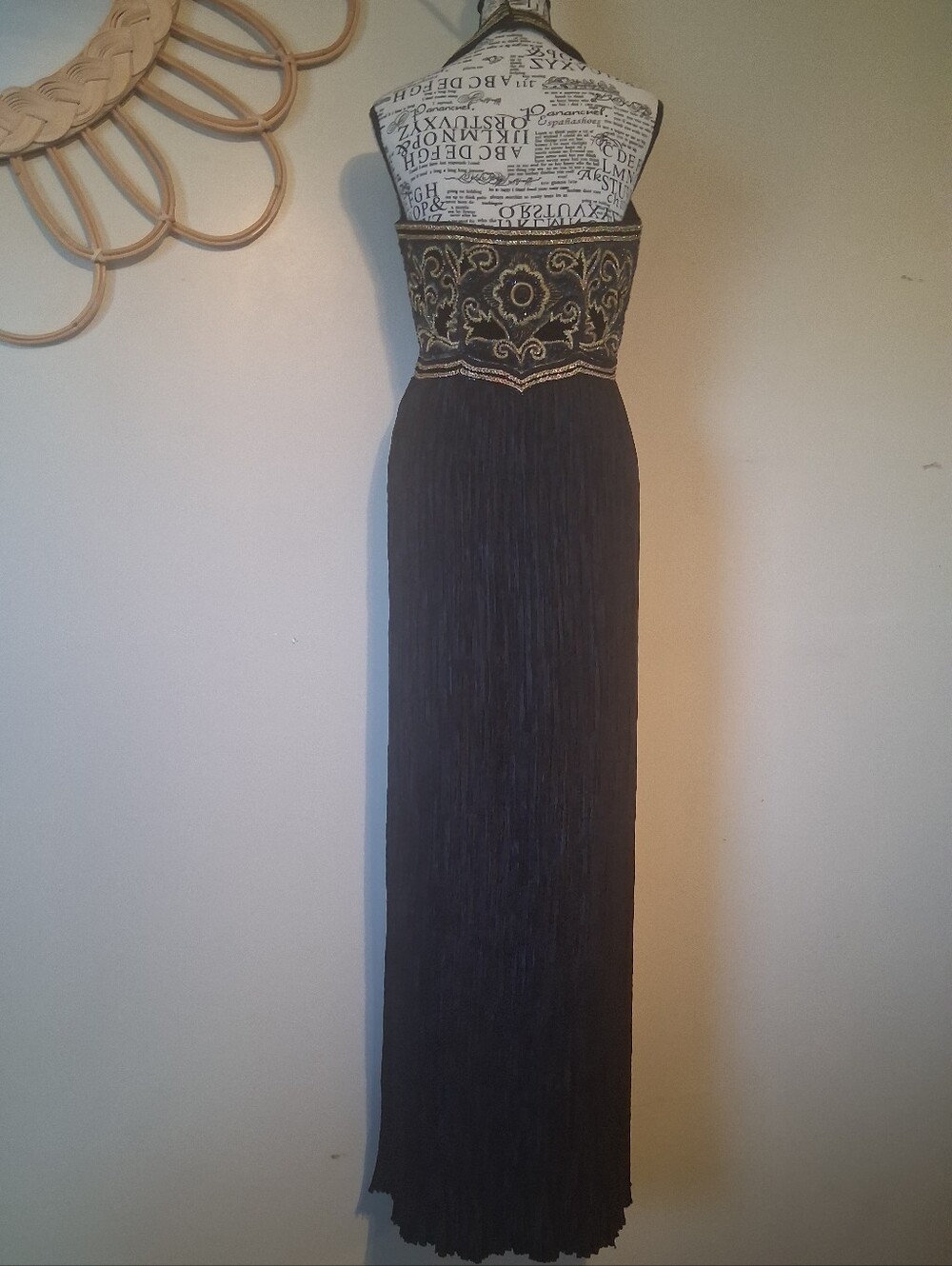 Mary McFadden Couture Embellished Black Plisse Halter Gown Size 6  P2P 161/2 - Picture 9 of 12